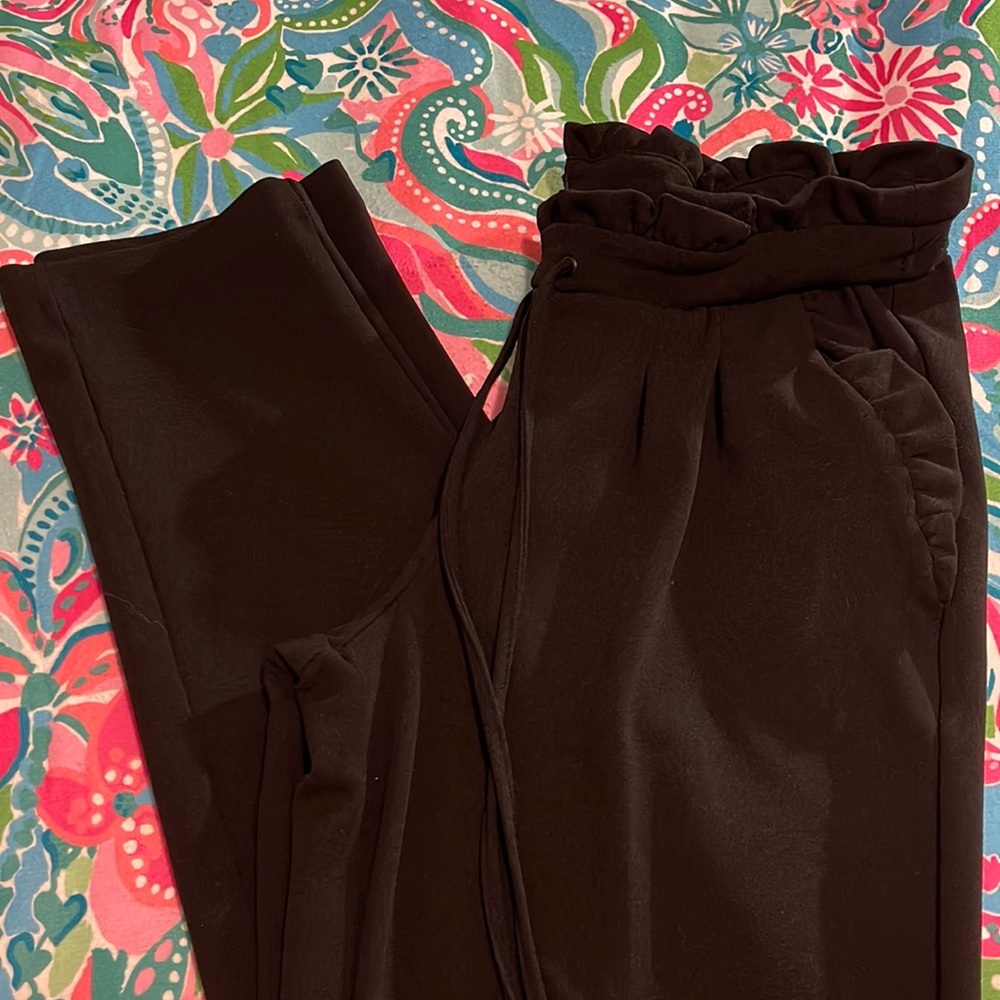 Black super cute dress pants tie string w/ pockets.